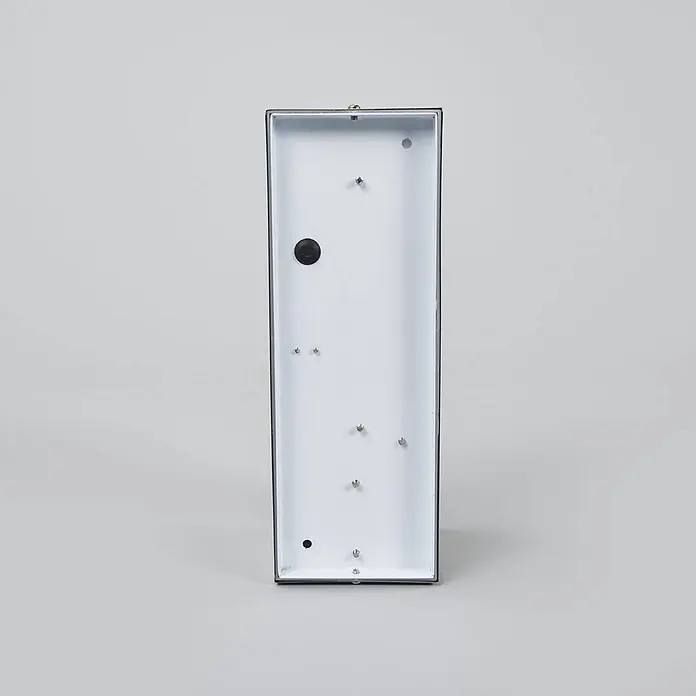 Lindby Außenwandleuchte Severina - alu / grau / zink, IP44 - Rechteckiges Metallgehäuse mit weißer Innenverkleidung, schwarzem Rahmen, einem schwarzen Knopf und silbernen Befestigungsbolzen.