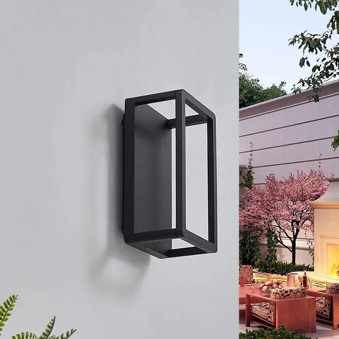Lucande LED Wandleuchte aussen in schwarz matt, transparent, Aussenlampe -  - Schwarze rechteckige Außenwandleuchte, an einer Wand im Terrassenbereich montiert.
