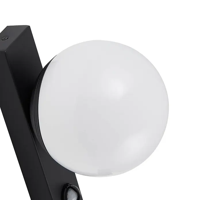 Lindby LED Wandleuchte aussen in schwarz, weiß, mit Bewegungsmelder, -  - Schwarze Außenwandleuchte mit weißem Kugeldiffusor und Bewegungsmelder.