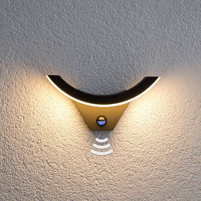 Lucande LED Wandleuchte aussen in anthrazit, weiß, mit Bewegungsmelder, up -  - Moderne gebogene schwarz-goldene LED-Wandleuchte mit Bewegungssensor, spendet warmes Auf- und Ablicht.