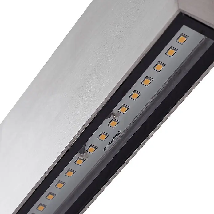 Lindby Außenwandleuchte Jarte - chrom / silber, IP54 - Nahaufnahme einer linearen LED-Lichtleiste mit warmweißen LEDs in gebürstetem Metallgehäuse.