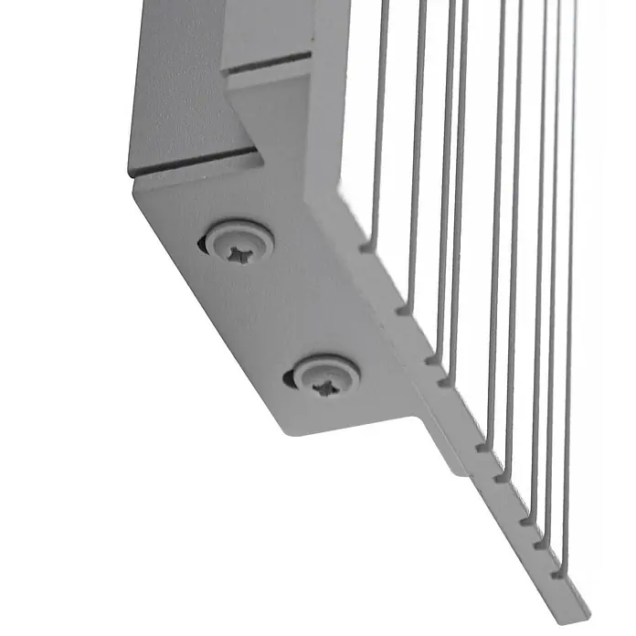 Lucande LED Wandleuchte aussen in grau, Aussenlampe Wand -  - Hellgraues Metallteil mit vertikalen Lamellen und zwei sichtbaren Torx-Schrauben.