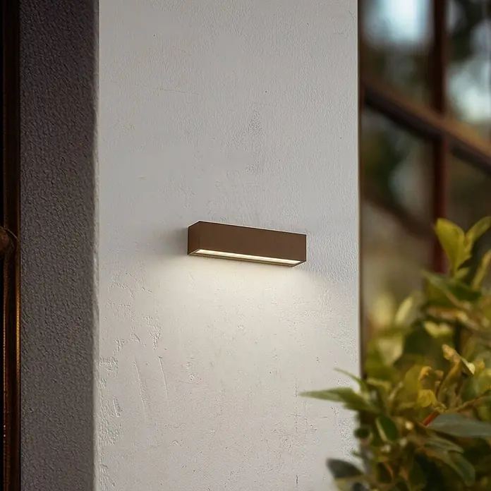 Lucande LED Wandleuchte aussen in braun, Aussenlampe Wand -  - Bronzefarbene rechteckige Außenwandleuchte an texturierter Wand, spendet warmes Licht nach unten.