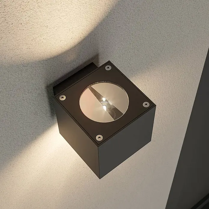 Lucande LED Wandleuchte aussen in graphit, up down Aussenlampe Wand -  - Schwarze quadratische Wandleuchte mit klarer Glasabdeckung, an einer texturierten Wand montiert, strahlt Licht nach unten ab.