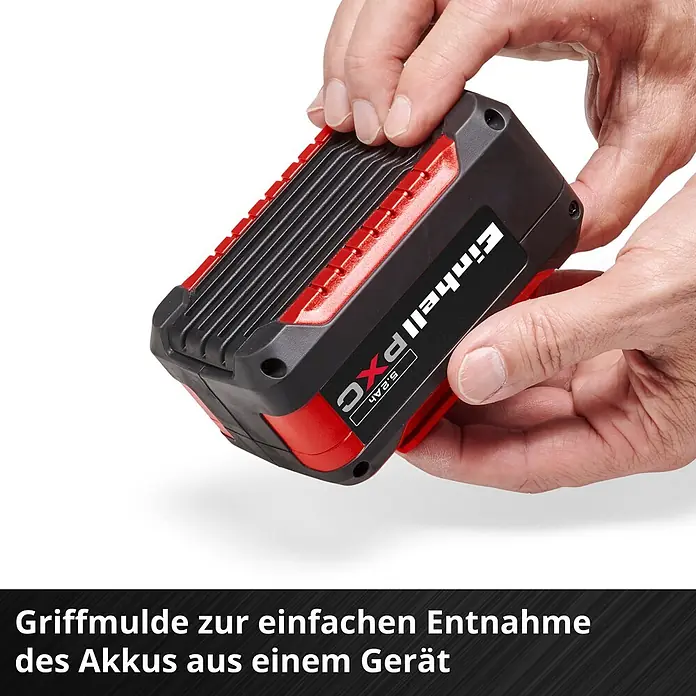 Einhell PXC 18V Akku PXC 18V 5,2Ah - 18 V, 5,2 Ah - Schwarzer und roter Einhell PXC 5.2Ah Akku wird von Händen gehalten, mit Griffmulde zur einfachen Entnahme.