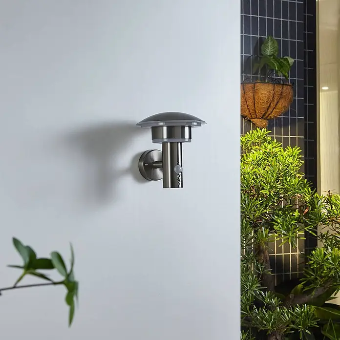 Lindby Außenwandleuchte Lillie - alu / grau / zink, alu / grau / zink, IP44 - Wandmontierte Außenleuchte aus gebürstetem Metall mit dunkler Kappe und Bewegungssensor.
