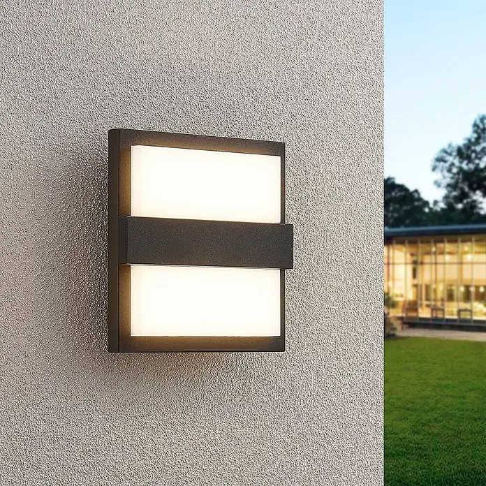 Lucande LED Wandleuchte aussen in anthrazit, weiß, Aussenlampe Wand -  - Dunkelgraue, rechteckige Außenwandleuchte mit zwei beleuchteten Feldern, an einer strukturierten Wand im Außenbereich montiert.
