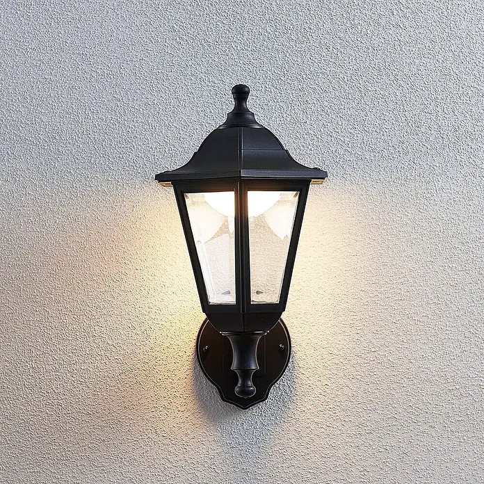 Lindby LED Wandleuchte aussen in schwarz, transparent, mit Bewegungsmelder, -  - Beleuchtete schwarze traditionelle Außenwandleuchte mit Klarglas, an der Wand montiert.