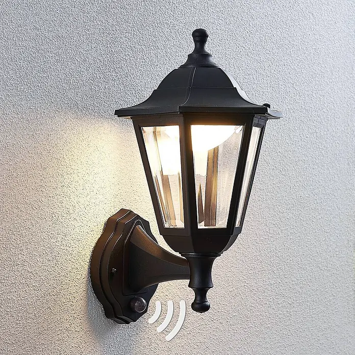 Lindby LED Wandleuchte aussen in schwarz, transparent, mit Bewegungsmelder, -  - Schwarze Außenwandleuchte mit Klarglas, beleuchtet und integriertem Bewegungsmelder.