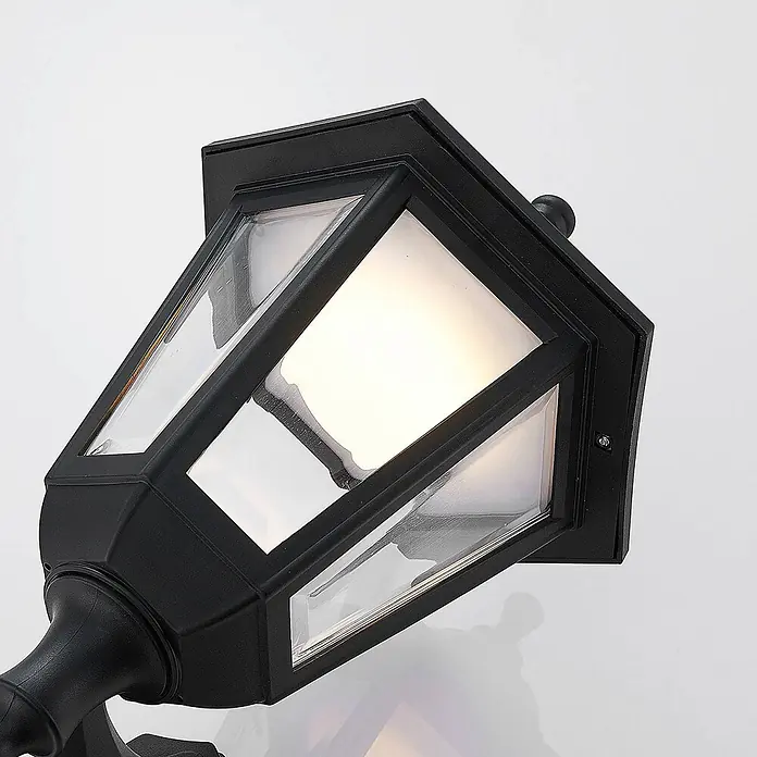 Lindby LED Wandleuchte aussen in schwarz, transparent, mit Bewegungsmelder, -  - Schwarze Außenlaterne mit klaren Glasscheiben, die warmweißes Licht abgibt.