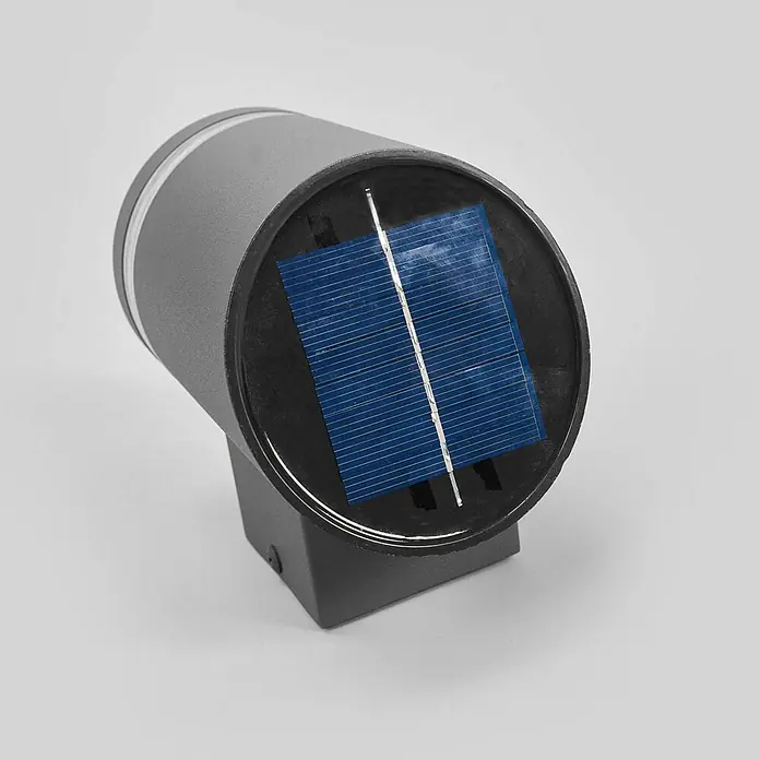 Lindby Solar LED Wandlampe / Wandleuchte außen, 1x 0,5W LED, Downlight -  - Graue zylindrische solarbetriebene Leuchte mit sichtbarem blauem Solarpanel oben.
