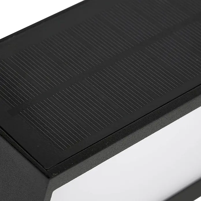 Lucande Außenwandleuchte Dava - schwarz, IP54 - Nahaufnahme eines schwarzen Solarpanels mit dünnen weißen Linien auf einem dunkelgrauen Gehäuse, Teil einer solarbetriebenen Leuchte.