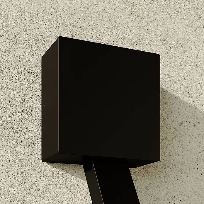 Lucande Außenwandleuchte Square - schwarz, IP65 - Schlanke schwarze rechteckige Wandleuchte an einer texturierten Wand montiert.