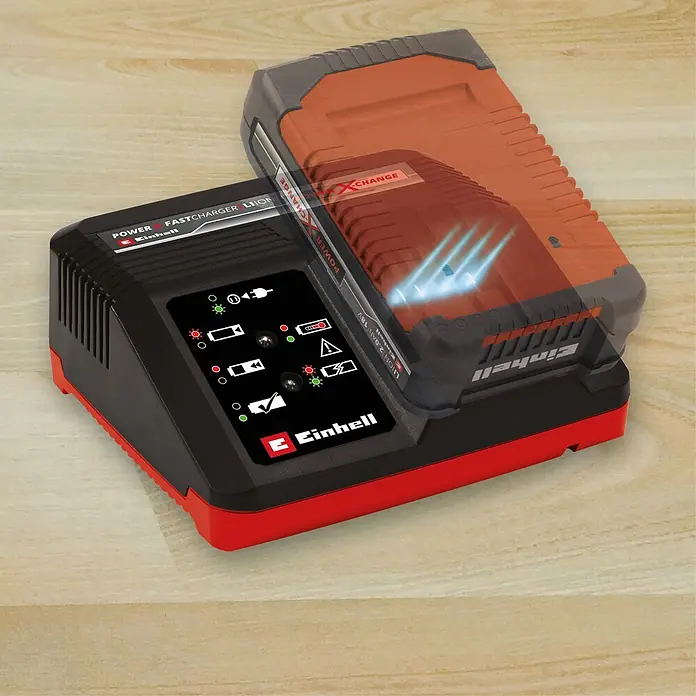 Einhell PXC 18V Cargador rápido - Específico para: Baterías Einhell Power X-Change de 18 V - Cargador rápido Einhell Power X-Change con batería insertada y efecto de luz azul, sobre madera clara.