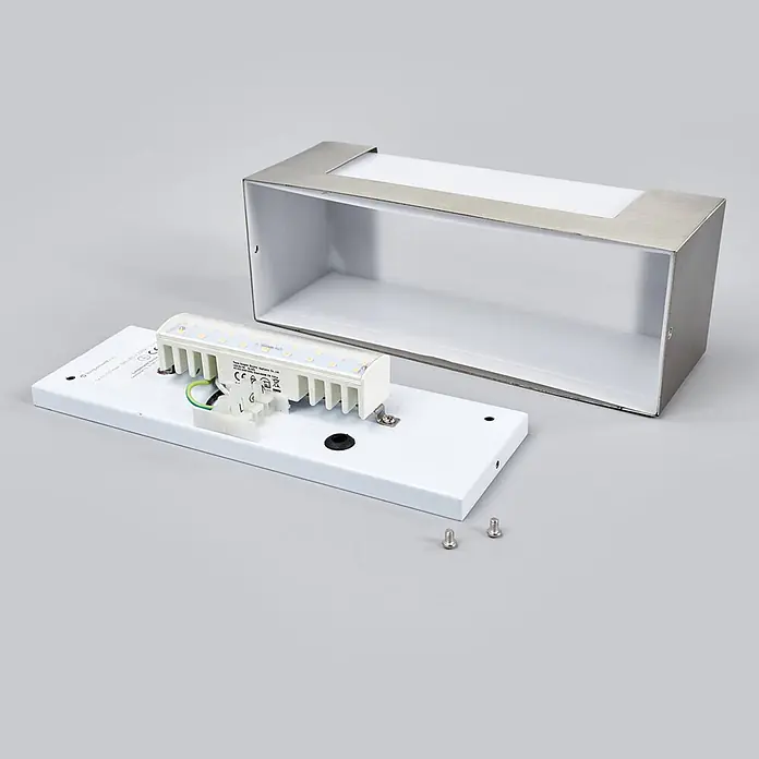 Lindby Edelstahl Wandlampe aussen, 1x 6,5W LED, Außenleuchte -  - Demontierte rechteckige LED-Wandleuchte mit weißem Sockel und gebürstetem Metallgehäuse, zeigt interne Komponenten.