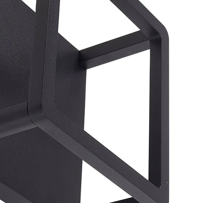 Lucande Außenwandleuchte Thorvid - schwarz, IP65 - Nahaufnahme eines schwarzen, matten, geometrischen Metallrahmens, der eine offene würfelartige Struktur bildet.