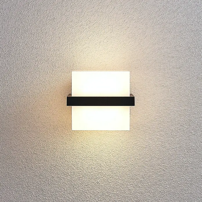 Lindby LED Wandleuchte aussen in anthrazit, weiß, Aussenlampe Wand -  - Weiße rechteckige Wandleuchte mit schwarzem Querband, an strukturierter Wand montiert, für Auf-/Ab-Beleuchtung.