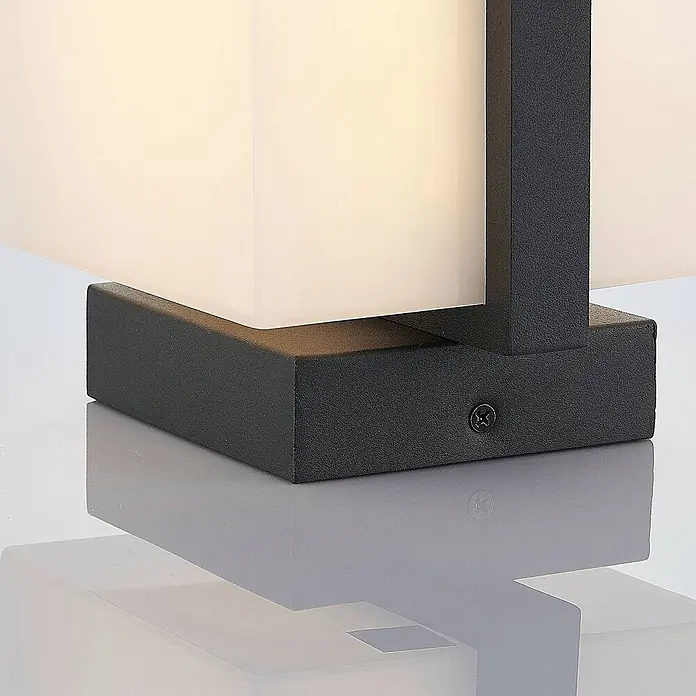 Lindby LED Wandleuchte aussen in anthrazit, weiß, Aussenlampe Wand -  - Moderne Außenleuchte: dunkler, texturierter Sockel, milchweißer Diffusor. Eine Schraube ist sichtbar.