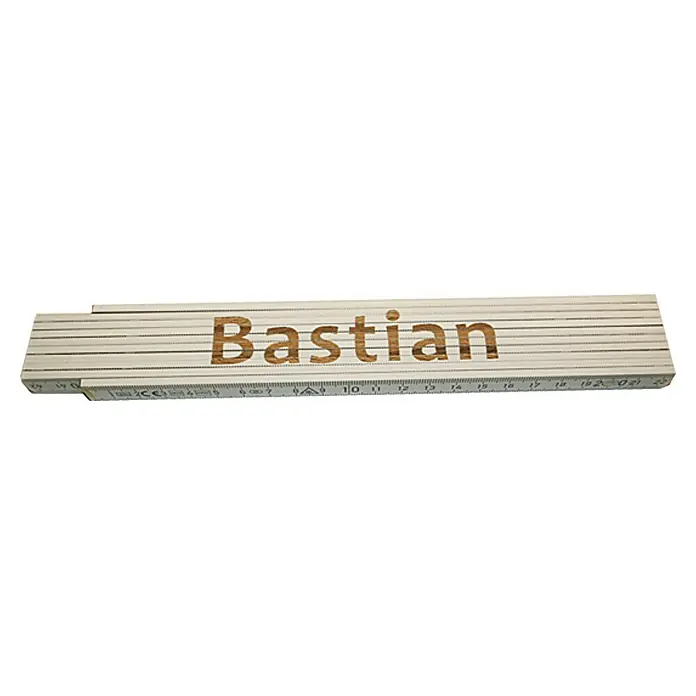 Zollstock - Aufdruck: Bastian, 2 m - Das Bild zeigt ein hölzernes Zollstock mit dem Namen "Bastian". Das Werkzeug ist hellbraun und hat eine gut lesbare Skala.