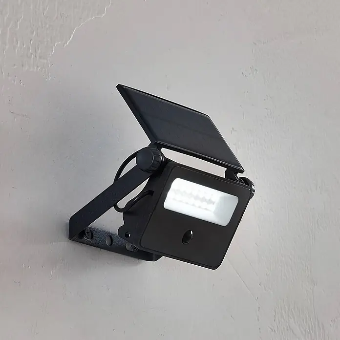Lindby LED Solar Wandleuchte aussen in schwarz, mit Bewegungsmelder, -  - Schwarzer solarbetriebener LED-Flutlichtstrahler mit beleuchtetem Panel und verstellbarem Solarpanel, wandmontiert.