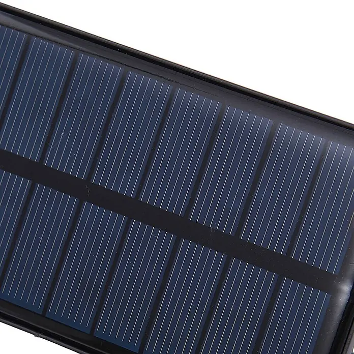 Lindby LED Solar Wandleuchte aussen in schwarz, mit Bewegungsmelder, -  - Nahaufnahme eines dunkelblauen Solarpanels mit sichtbaren Photovoltaikzellen und Verbindungsleitungen.