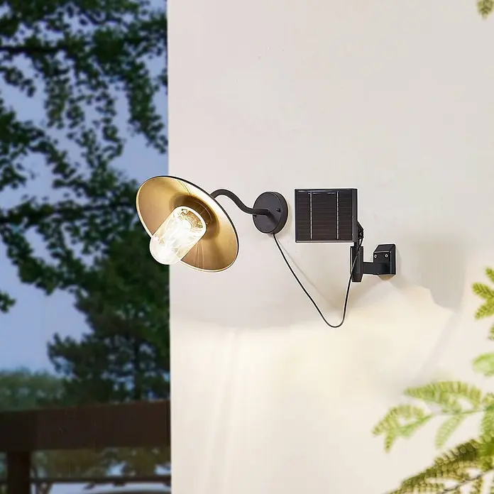 Lindby Außenwandleuchte Virane - schwarz, schwarz, IP44 - Schwarz solarbetriebene Außenwandleuchte mit goldenem Reflektor und klarer Glühbirne, an der Wand montiert mit separatem Solarpanel.
