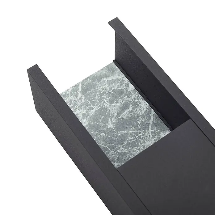 Lucande Außenwandleuchte Lavrin - schwarz, schwarz, IP54 - Matte schwarze rechteckige Schachtel mit einem grau-weiß marmorierten Schiebeeinsatz.