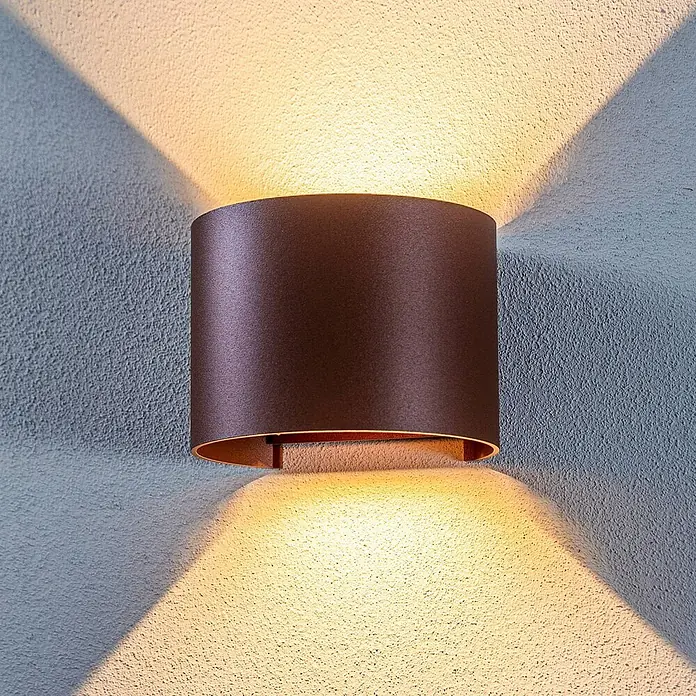 Lindby LED Wandleuchte aussen in rost, up down Aussenlampe Wand -  - Dunkelbronzene zylindrische Wandleuchte, die warmes Licht nach oben und unten abgibt.