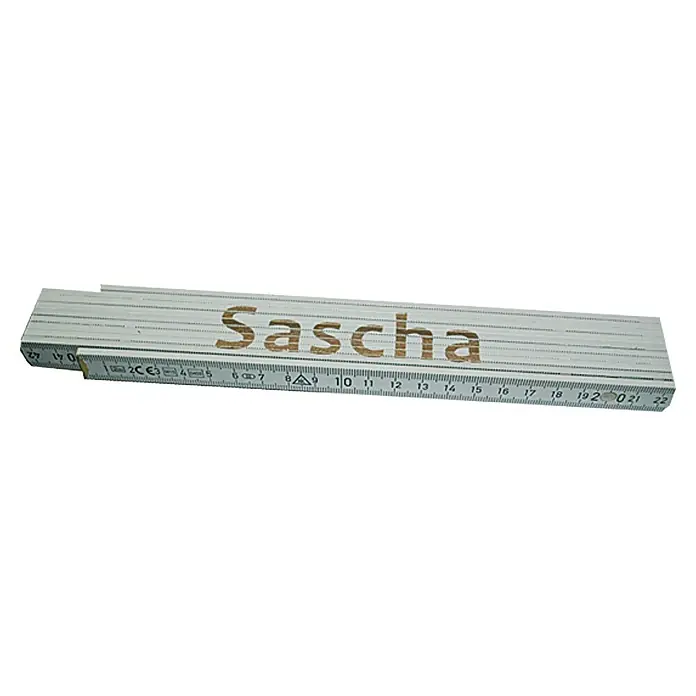Zollstock - Aufdruck: Sascha, 2 m - Das Bild zeigt einen Zollstock mit der Aufschrift "Sascha" in brauner Schrift, der eine Messung oder ein Geschenk mit persönlicher Note darstellt.