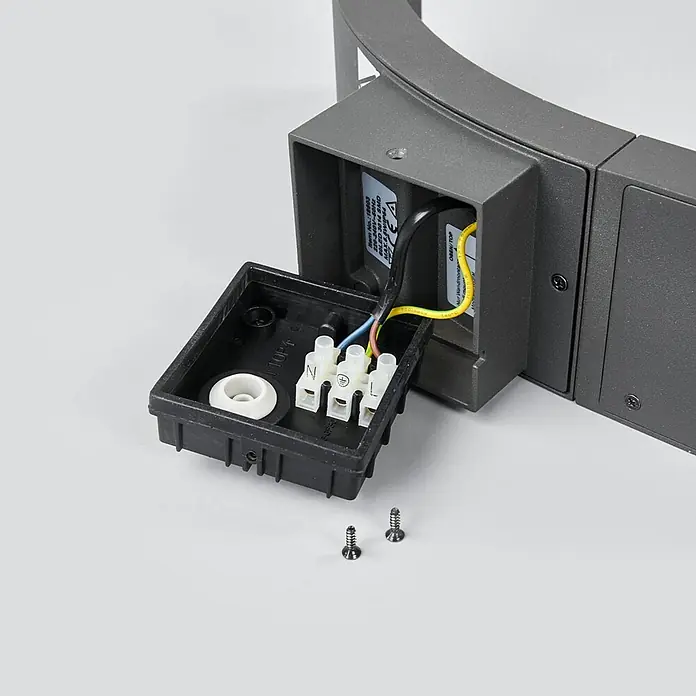 Lucande LED Wandleuchte aussen in graphit, weiß, mit Bewegungsmelder, -  - Graue Elektroarmatur mit geöffnetem Anschlussraum, Anschlussklemme und angeschlossenen Kabeln.