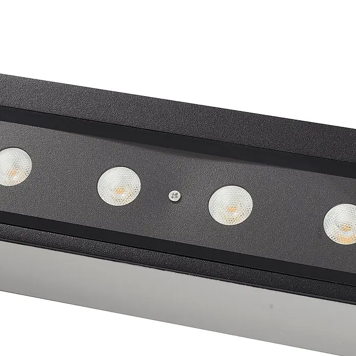 Lucande LED Wandleuchte aussen in schwarz matt, Aussenlampe Wand -  - Schwarze, lineare LED-Leuchte mit strukturierter Oberfläche und silbernem Sockel, mit mehreren kleinen, eingelassenen LED-Lampen und einer zentralen Schraube.