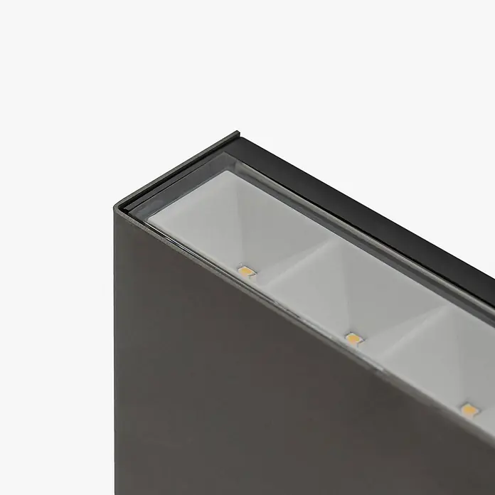 Arcchio LED Wandleuchte aussen in edelstahl, Aussenlampe Wand -  - Dunkelgraue rechteckige LED-Wandleuchte mit Klarglasabdeckung und warmweißen LEDs in reflektierenden Fächern.