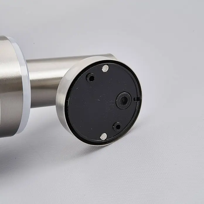 Lindby LED Wandlampe / Wandleuchte außen, Edelstahl, Kunststoff, 8,1W LED -  - Gebürstete Metall-Wandhalterung mit schwarzer runder Basis, sichtbaren Befestigungslöchern und zentraler Sechskantschraube.