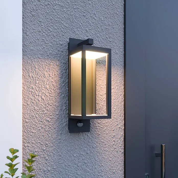 Lucande LED Wandleuchte aussen in dunkelgrau, mit Bewegungsmelder, -  - Anthrazitfarbene, rechteckige Außenwandleuchte mit Glas und Bewegungssensor, strahlt warmes Licht auf die Wand.