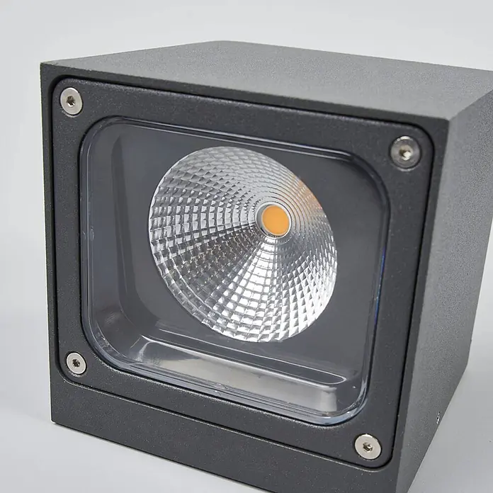 Lucande LED Wandleuchte aussen in dunkelgrau, Aussenlampe Wand -  - Dunkelgrauer, quadratischer LED-Strahler mit strukturiertem Reflektor und sichtbarem bernsteinfarbenem LED-Chip.