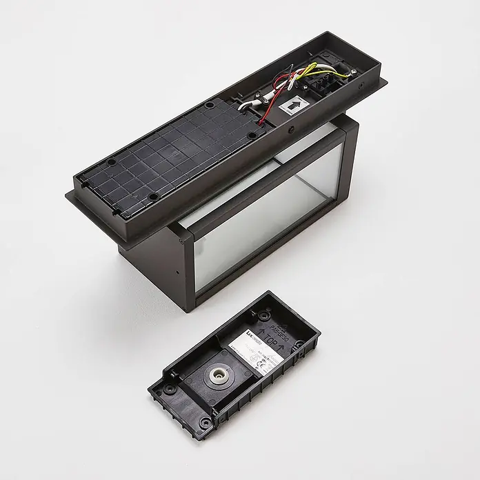 Lucande LED Wandleuchte aussen in dunkelgrau, mit Bewegungsmelder, -  - Zerlegte dunkelbraune Außenwandleuchte mit Innenverdrahtung und separater Montageplatte. Mit Glaspaneelen.