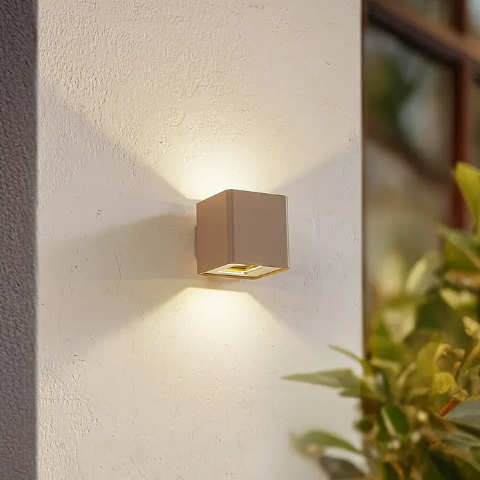 Lucande LED Wandleuchte aussen in beige, Aussenlampe Wand -  - Kubische, beigefarbene Außenwandleuchte mit Beleuchtung nach oben und unten.