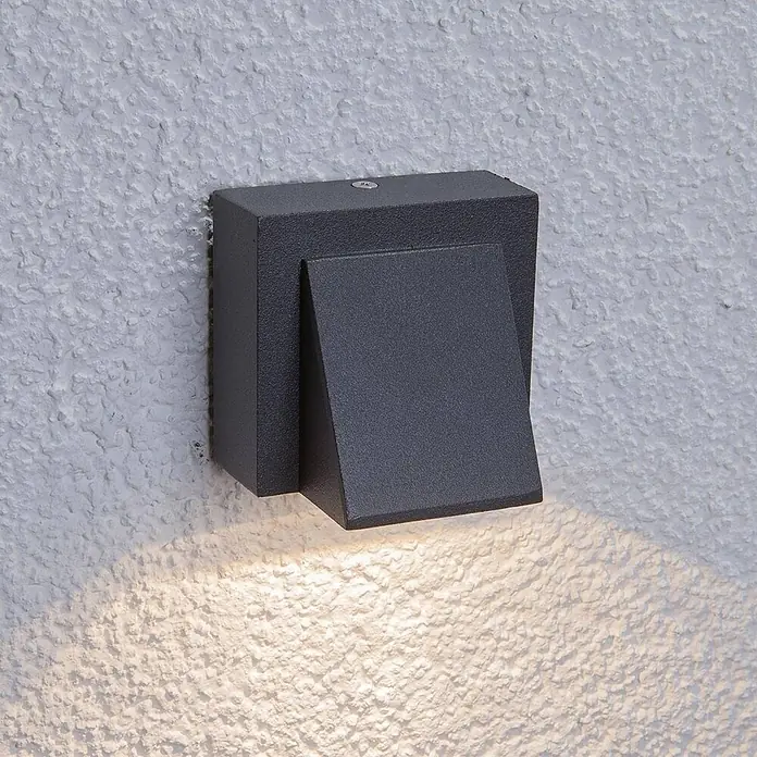 Lucande Außenwandleuchte Marik - schwarz, schwarz, IP54 - Quadratische dunkelgraue Außenwandleuchte an strukturierter Wand, Licht nach unten strahlend.