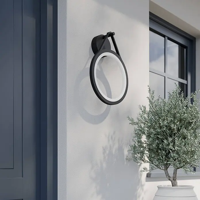 Lucande LED Wandleuchte aussen in anthrazit, weiß, Aussenlampe Wand -  - Moderne schwarze Außenwandleuchte mit weißem LED-Ring, an einer hellen Außenwand montiert.