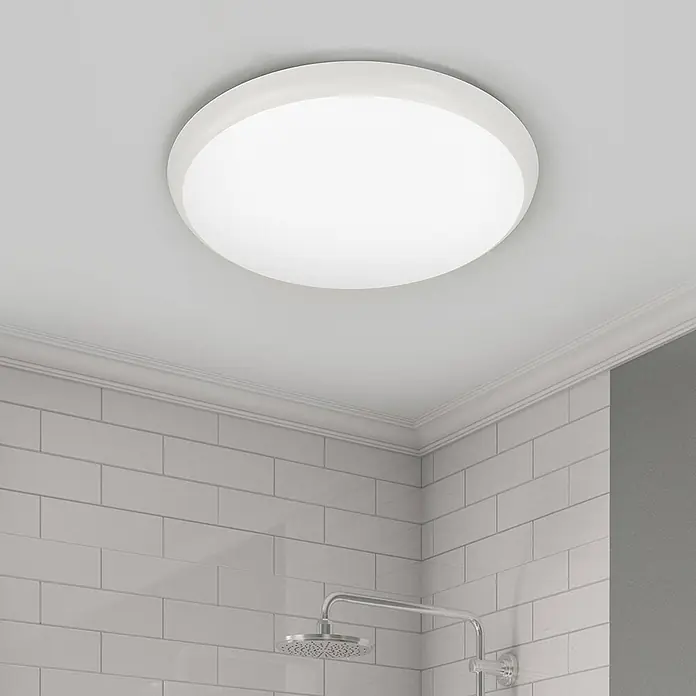 Arcchio LED Deckenlampe in weiß, Deckenleuchte rund -  - Weiße runde LED-Deckenleuchte, bündig montiert, in einem modernen Badezimmer über einer Dusche. Sorgt für helle, diffuse Beleuchtung.
