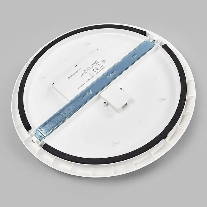 Arcchio LED Deckenlampe in weiß, Deckenleuchte rund -  - Rückansicht einer weißen, runden LED-Deckenleuchte, mit Metallhalterung und Produktetikett.