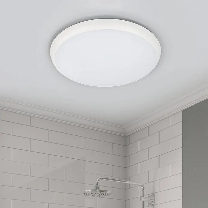 Arcchio LED Deckenlampe in weiß, Deckenleuchte rund -  - Weißes, rundes LED-Deckenlicht, in einem Badezimmer installiert.