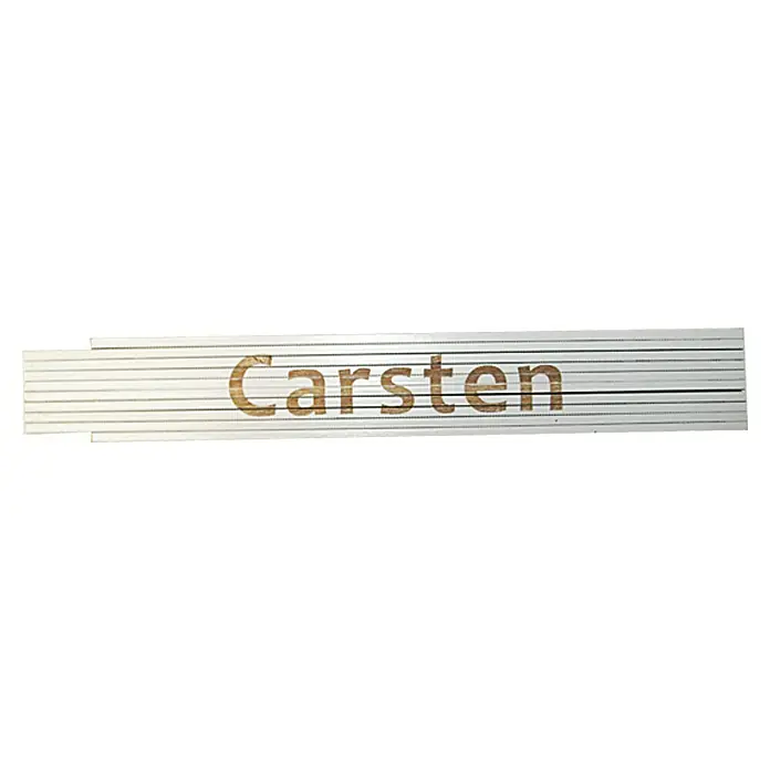 Zollstock - Aufdruck: Carsten, 2 m - Ein zusammengeklappter Zollstock mit dem Namen "Carsten" in brauner Schrift. Ein praktisches und personalisiertes Werkzeug.