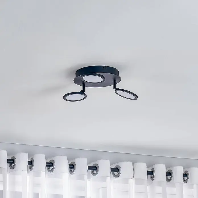 Lindby Deckenleuchte Manel - schwarz, schwarz - Schwarzer Deckenstrahler mit runder Basis und drei verstellbaren ovalen LED-Köpfen.