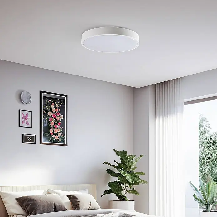 Lindby LED Deckenlampe Smart Home in weiß, dimmbar Deckenleuchte rund -  - Weiße runde LED-Deckenleuchte bündig an der Decke montiert.