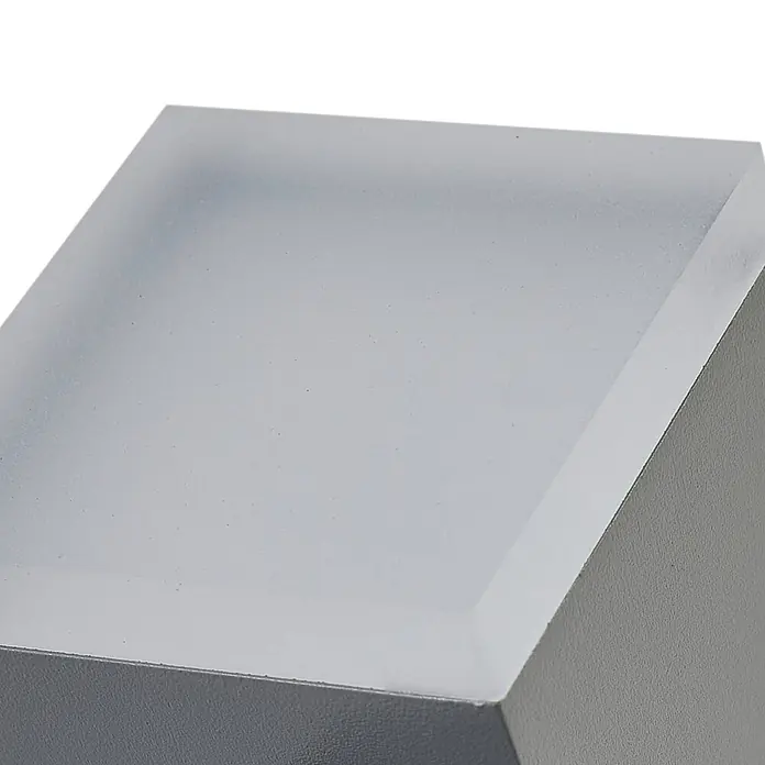 Lindby Außenwandleuchte Sally - alu / grau / zink, alu / grau / zink, IP54 - Hellgrauer, mattierter, lichtdurchlässiger rechteckiger Lichtdiffusor auf dunklerer Basis.