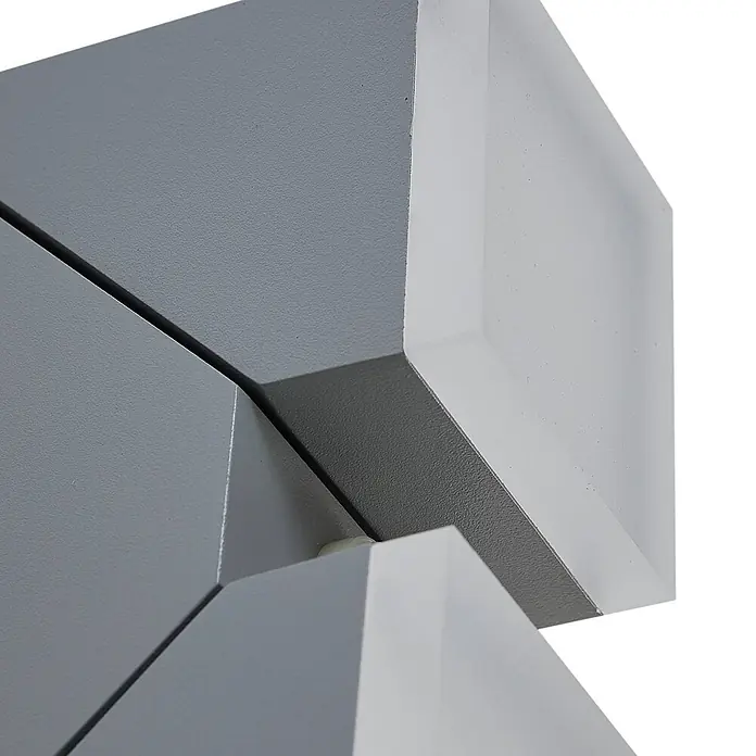 Lindby Außenwandleuchte Sally - alu / grau / zink, alu / grau / zink, IP54 - Geometrisches grau- und hellgraues Objekt mit texturierten matten Oberflächen und kantigem Design.
