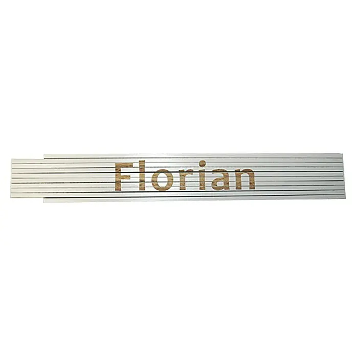 Zollstock - Aufdruck: Florian, 2 m - Das Bild zeigt einen silberfarbenen Holzgliedermaßstab mit dem Namen "Florian" eingraviert. Ein praktisches Werkzeug für genaue Messungen.
