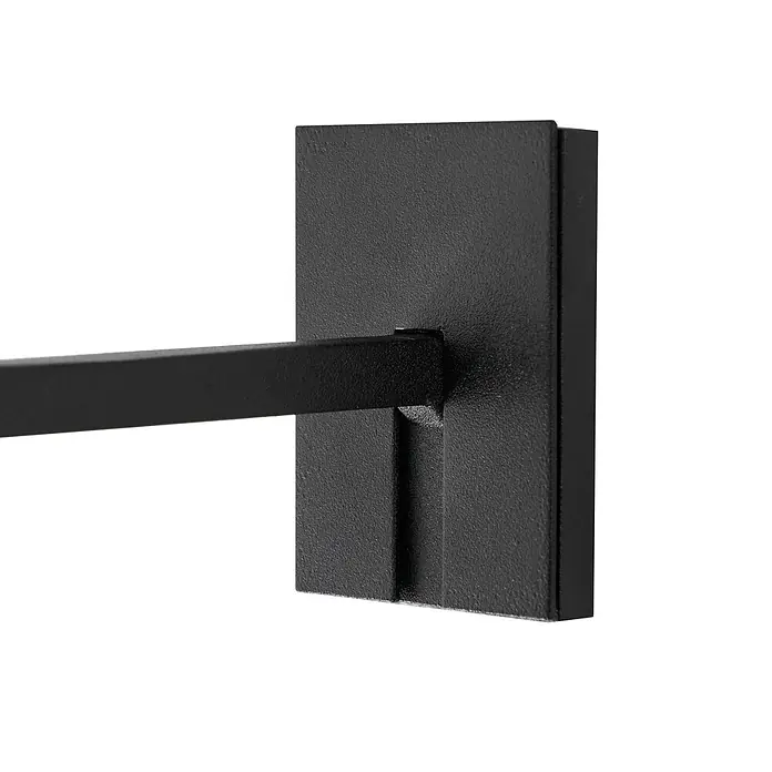 Lucande Außenwandleuchte Tilena - schwarz, IP54 - Schwarze, strukturierte Metallwandhalterung für einen Handtuchhalter oder eine Stange.