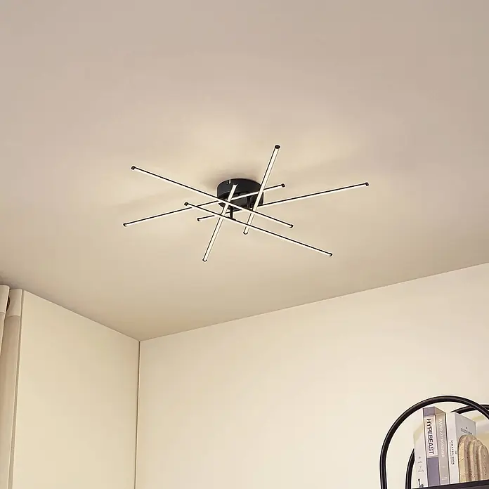 Lindby Deckenleuchte Elviano - schwarz, schwarz - Moderne schwarze Deckenleuchte mit mehreren strahlenden Armen und integrierten LED-Streifen, die einen Raum beleuchtet.